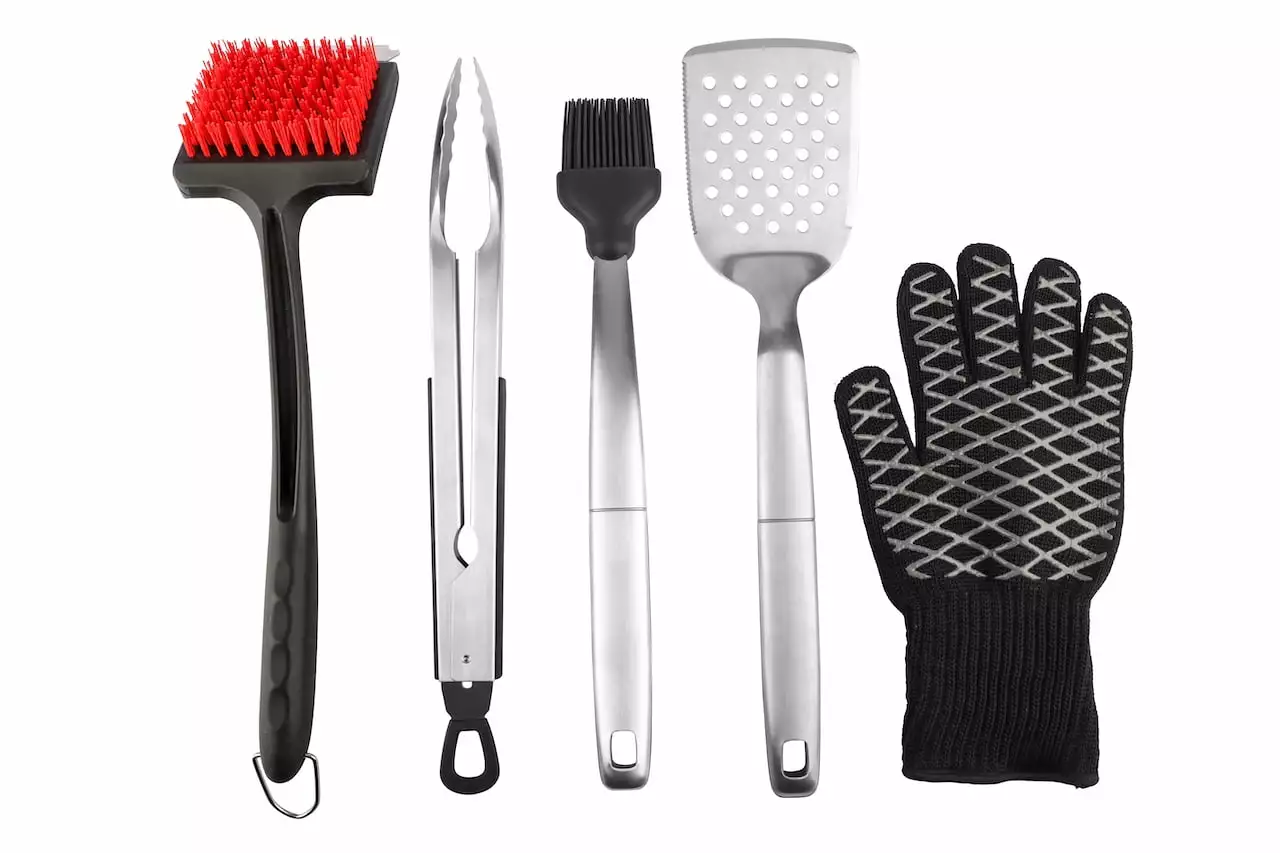 PitMaster King Cook & Clean BBQ Grill Essentials 5pc Value Set Tongs Spatula Basting Brush Cleaning Brush and EN407 Certif...